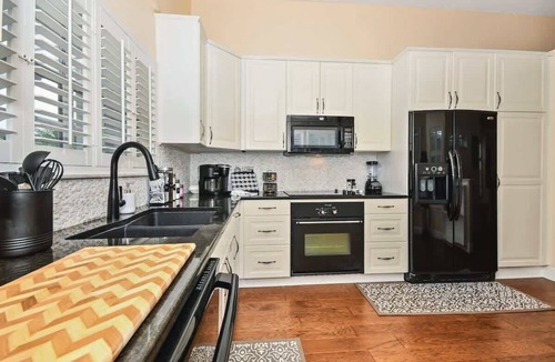Sanford House | Beautiful 4/2, Golf, Pool & Games!