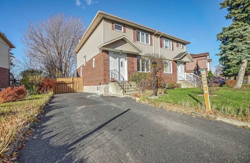 Brossard House | Beautiful 4 bedroom house with cozy patio 10 minutes from Montreal!