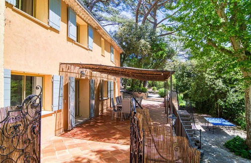 Besse-sur-Issole House | Beautiful apartment in villa for 14 people with pool, WIFI, TV, terrace and parking