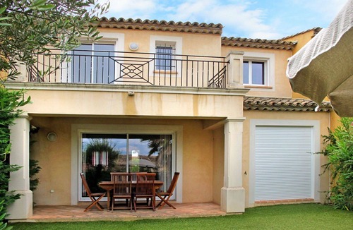 La Rouviere Apartment | Beautiful apartment for 6 guests with WIFI, A/C, pool, TV, patio and pets allowed
