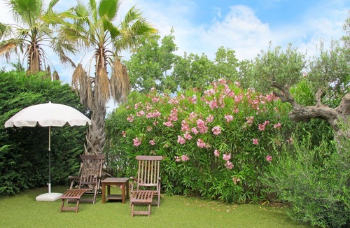 La Rouviere Apartment | Beautiful apartment for 6 guests with WIFI, A/C, pool, TV, patio and pets allowed