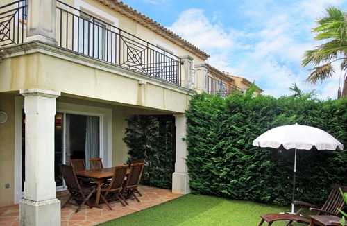 La Rouviere Apartment | Beautiful apartment for 6 guests with WIFI, A/C, pool, TV, patio and pets allowed