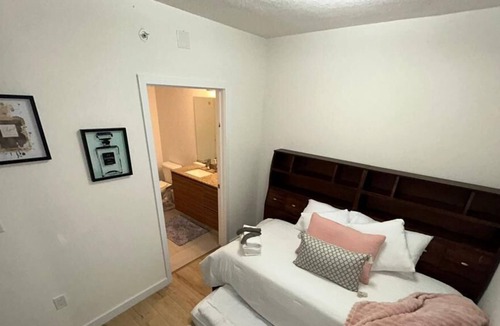 Town Square Apartment | Beautiful Cozy Apartment in Downtown Miami