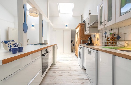 Le Brusc House | Beautiful azure blue house with Terrace, Wi-Fi and Air Conditioning Six Fours