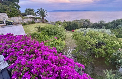 Kanapitsa Apartment | Beautiful Villa Apartment by the Sea with Garden & Deck.