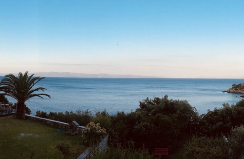 Kanapitsa Apartment | Beautiful Villa Apartment by the Sea with Garden & Deck.