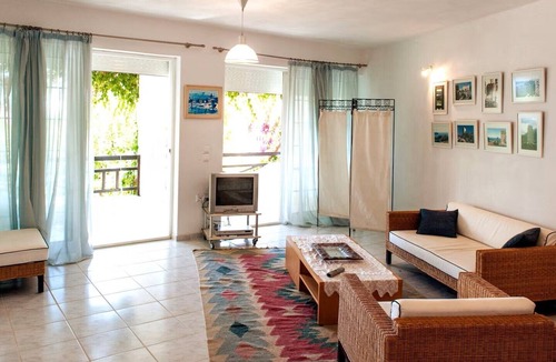 Kanapitsa Apartment | Beautiful Villa Apartment by the Sea with Garden & Deck.