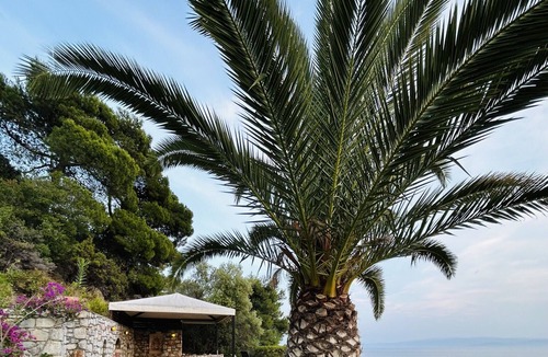 Kanapitsa Apartment | Beautiful Villa Apartment by the Sea with Garden & Deck.
