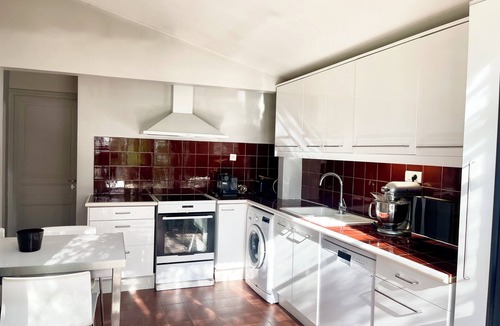 Est Villa | Beautiful Villa with pool at 15mm to walk from the center