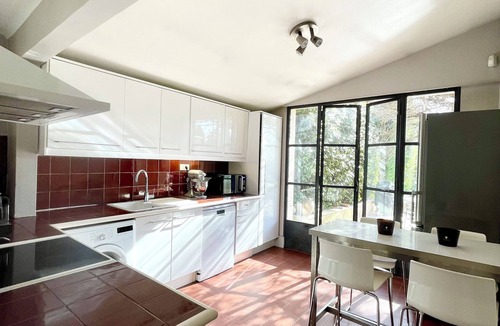 Est Villa | Beautiful Villa with pool at 15mm to walk from the center