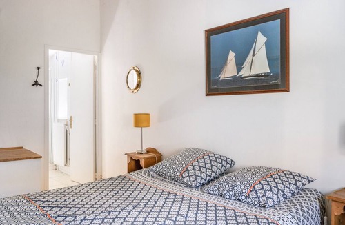 3rd Arrondissement Bed & Breakfast | Bed and Breakfast 'Chambres D'hôtes Les Rosiers' with Shared Pool and Wi-Fi