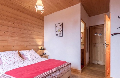 Orcier Bed & Breakfast | Bed and Breakfast 'Fauvette' with Mountain View, Shared Garden and Wi-Fi