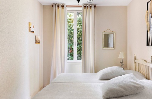 Huriel Bed & Breakfast | Bed and Breakfast 'Les Malvaux - Chambre Marron' with Shared Pool, Shared Terrace and Wi-Fi