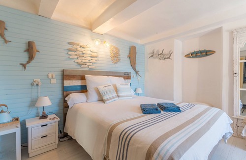 Sainte-Croix-du-Verdon Bed & Breakfast | Bed and Breakfast 'Océan' with Lake View, Wi-Fi and Air Conditioning