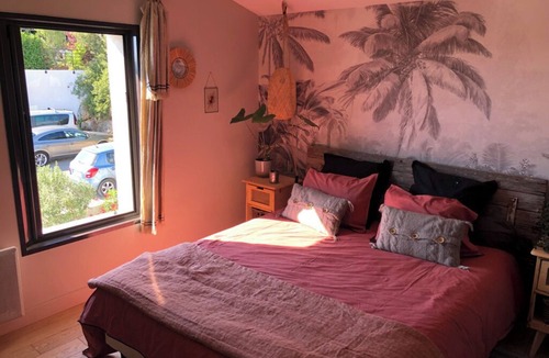 Ginasservis Bed & Breakfast | Bedroom and bathroom. Breakfast and private pool area included.