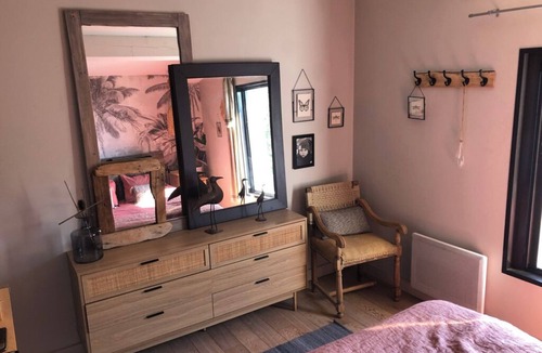 Ginasservis Bed & Breakfast | Bedroom and bathroom. Breakfast and private pool area included.