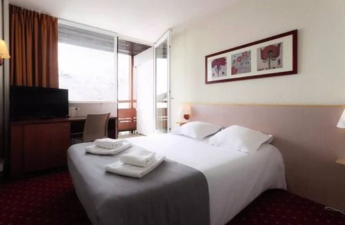 Les Menuires Hotel | Belambra Clubs Les Menuires - Snow And Heaven - Half board - 2 Rooms Essential 2 Adults and 3 Children with Balcony and View Impregnable Mountain