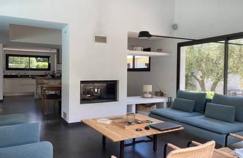 Besse-sur-Issole Villa | Belle Villa Moderne de Plain-pied Implantée sur un Jardin Méditerranéen