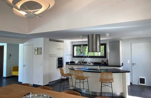 Besse-sur-Issole Villa | Belle Villa Moderne de Plain-pied Implantée sur un Jardin Méditerranéen