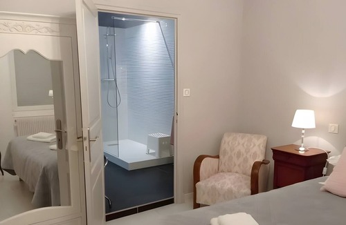 Montaiguet-en-Forez Bed & Breakfast | Between Brionnais and Bourbonnais – Guest Room in the Countryside