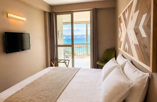 Mandelieu-la-Napoule Beach Apartment | Between sea and port, popular residence with beach access and swimming pool
