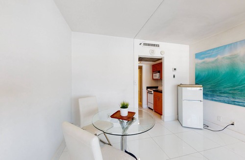 South Beach Condo | Breezy condo stay with hot tub, pool, spa, full kitchen, & gym - close to beach