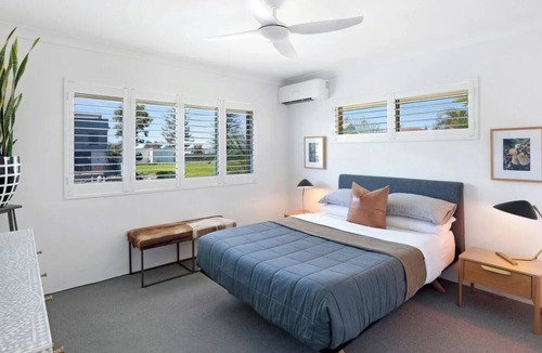 Runaway Bay Apartment | Bridge free waterfront Escape
