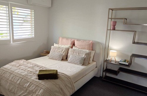 Runaway Bay Apartment | Bridge free waterfront Escape