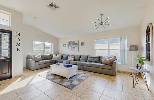 Chatham Park House | Bright 3BR pool home with screened lanai, Jacuzzi & near Disney parks