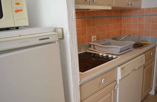 Sainte-Maxime City Centre Apartment | Bright studio 30m from the beach, balcony, air conditioning, shops nearby