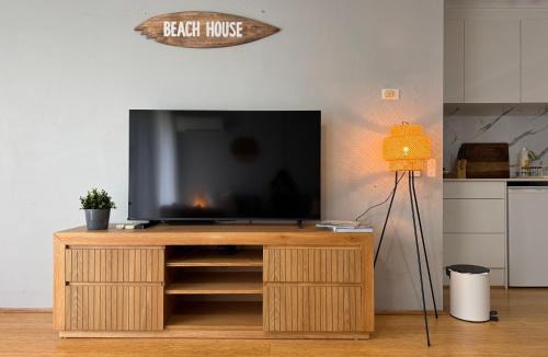 Burleigh Heads Apartment | Burleigh Beach Retreat, Refurbished 1BR Apartment, 30m to Beach