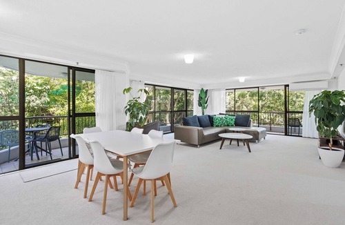 Burleigh Heads Apartment | Burleigh Headland 2 Bedroom Stay, just a stones throw from the beach!