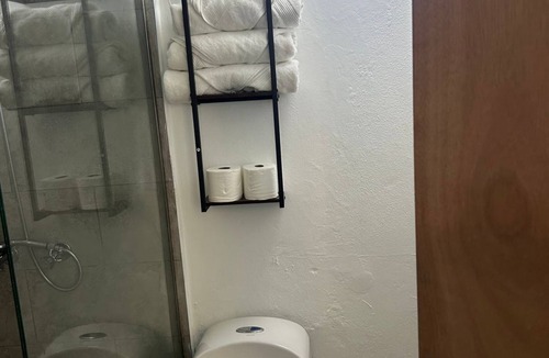 Falmouth Apartment | Burwood Breeze Retreat AC + WiFi + Hot water