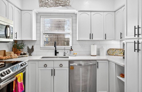 Tampa House | Callco Ranch Charming 3-bedroom+2 bathroom Ranch in nice Tampa with AC, WiFi