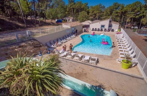 Mondragon House | Camping 3 étoiles - Piscine - eeed0d