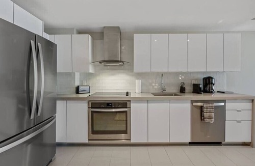 Town Square Apartment | Canvas Condo