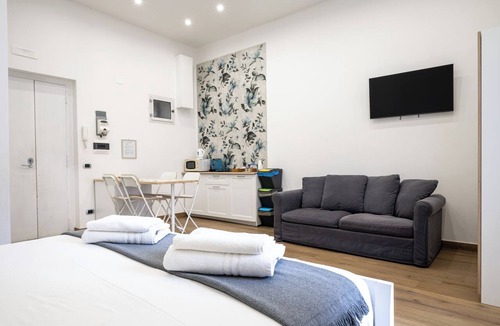 Secondigliano House | CasaRÉ - One Bedroom Guest House, Sleeps 2