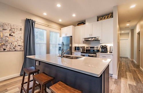 East Ybor Villa | Casita on Fifth – Roosted Suite | 3BR Near 7th Ave