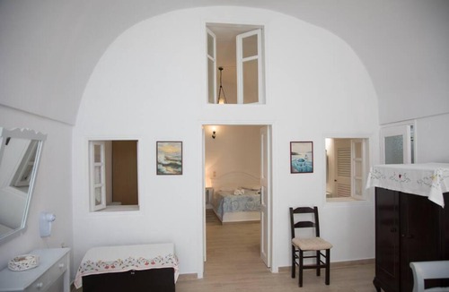 Fira Apartment | Cave House by Hotel Thira