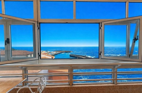 Puerto de la Cruz Apartment | Central Apartment by the Sea, Near Plaza del Charco, Private Terrace & Wi-Fi