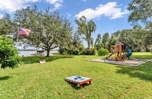 Winter Haven House | Chain of Lakes - Sunrise on Lake Idylwild - Tiki Bar, Dock & Kayaks - Legoland