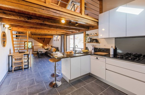 Saint-Martin-de-Queyrieres Apartment | Chalet-style apartment - Parking - Quiet and cosy
