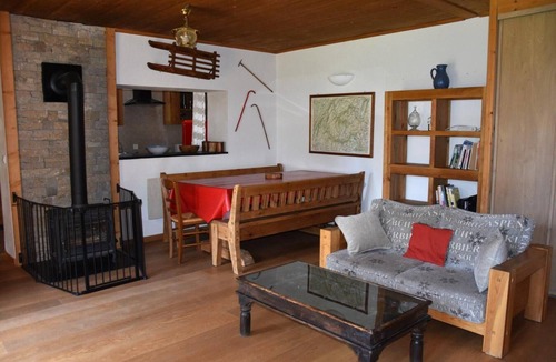Pralognan-la-Vanoise Ski Chalet | Chalet, 250m from resort center, fireplace or stove, tv, ski locker, 80m², Pralognan-la-Vanoise