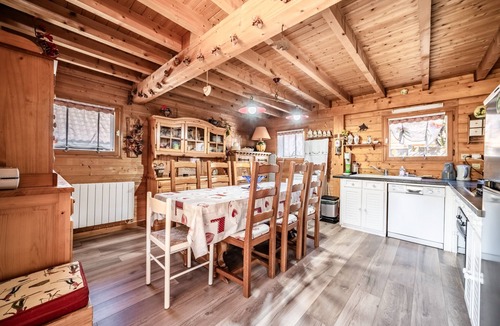 Verchaix Ski Chalet | Chalet “8p Classique-Le Ptit Marvel”: Mountain View, Private Terrace & Wi-Fi