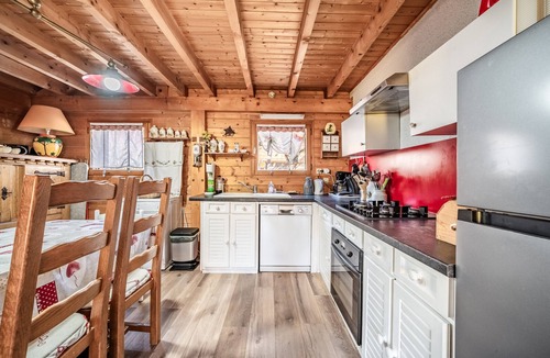 Verchaix Ski Chalet | Chalet “8p Classique-Le Ptit Marvel”: Mountain View, Private Terrace & Wi-Fi