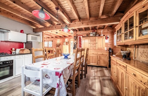 Verchaix Ski Chalet | Chalet “8p Classique-Le Ptit Marvel”: Mountain View, Private Terrace & Wi-Fi