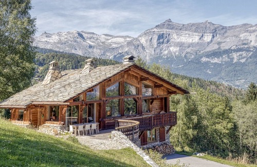 Les Houches Ski Chalet | Chalet Castor Gorgeous ski-in/ski-out 4 bedroom chalet in Les Houches