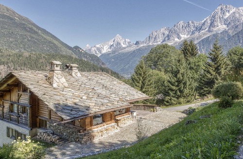 Les Houches Ski Chalet | Chalet Castor Gorgeous ski-in/ski-out 4 bedroom chalet in Les Houches