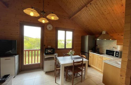Saint-Bonnet-Troncais Apartment | Chalet confortable en forêt avec animaux admis - FR-1-489-445