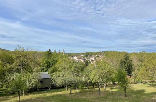 Saint-Bonnet-Troncais Apartment | Chalet confortable en forêt avec animaux admis - FR-1-489-445